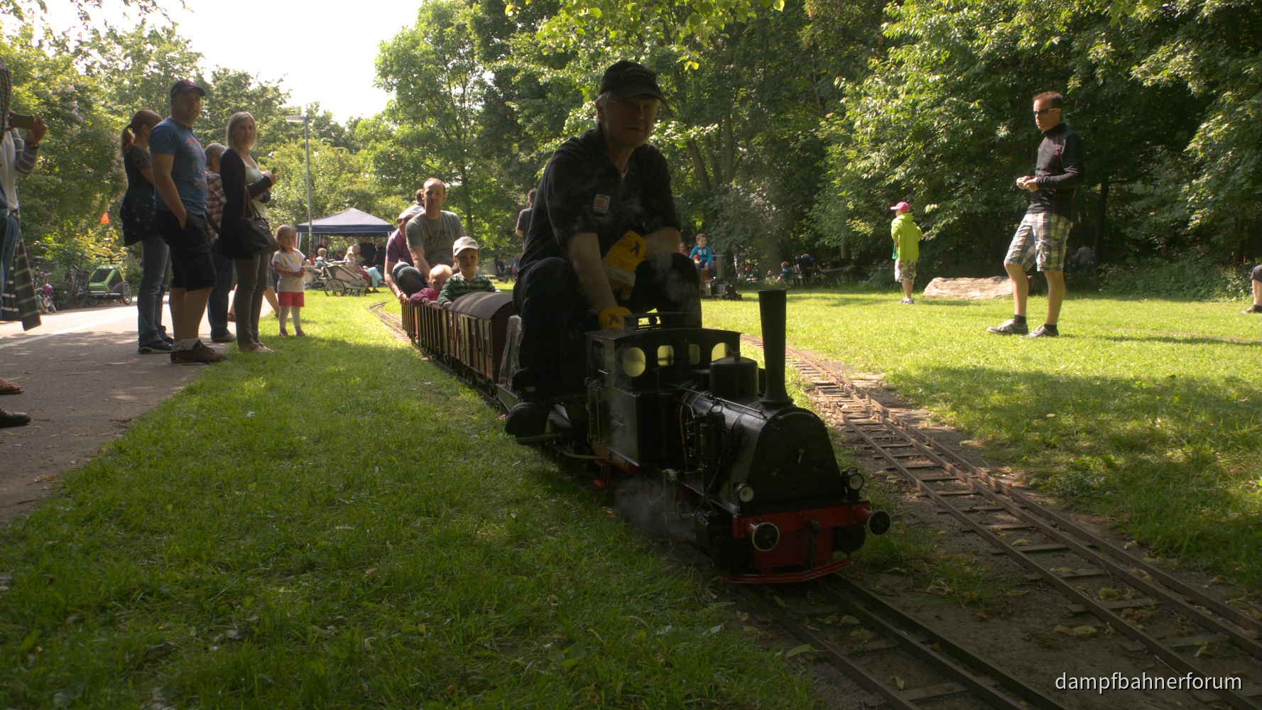 89 7462 mit Publikumszügen im Stadtpark