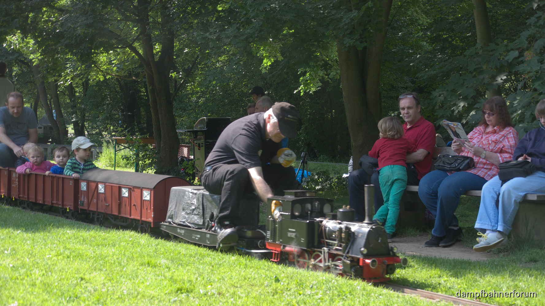 89 7462 mit Publikumszügen im Stadtpark