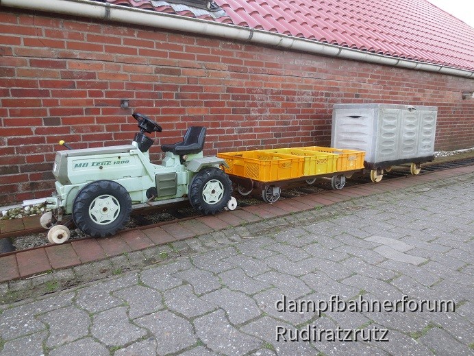 Leichtbau Spielzug für Kinder: 2-Wege Rolly Toys MB trac, Waggons aus Brotkisten, Gartenbox und Kinderwagenräder