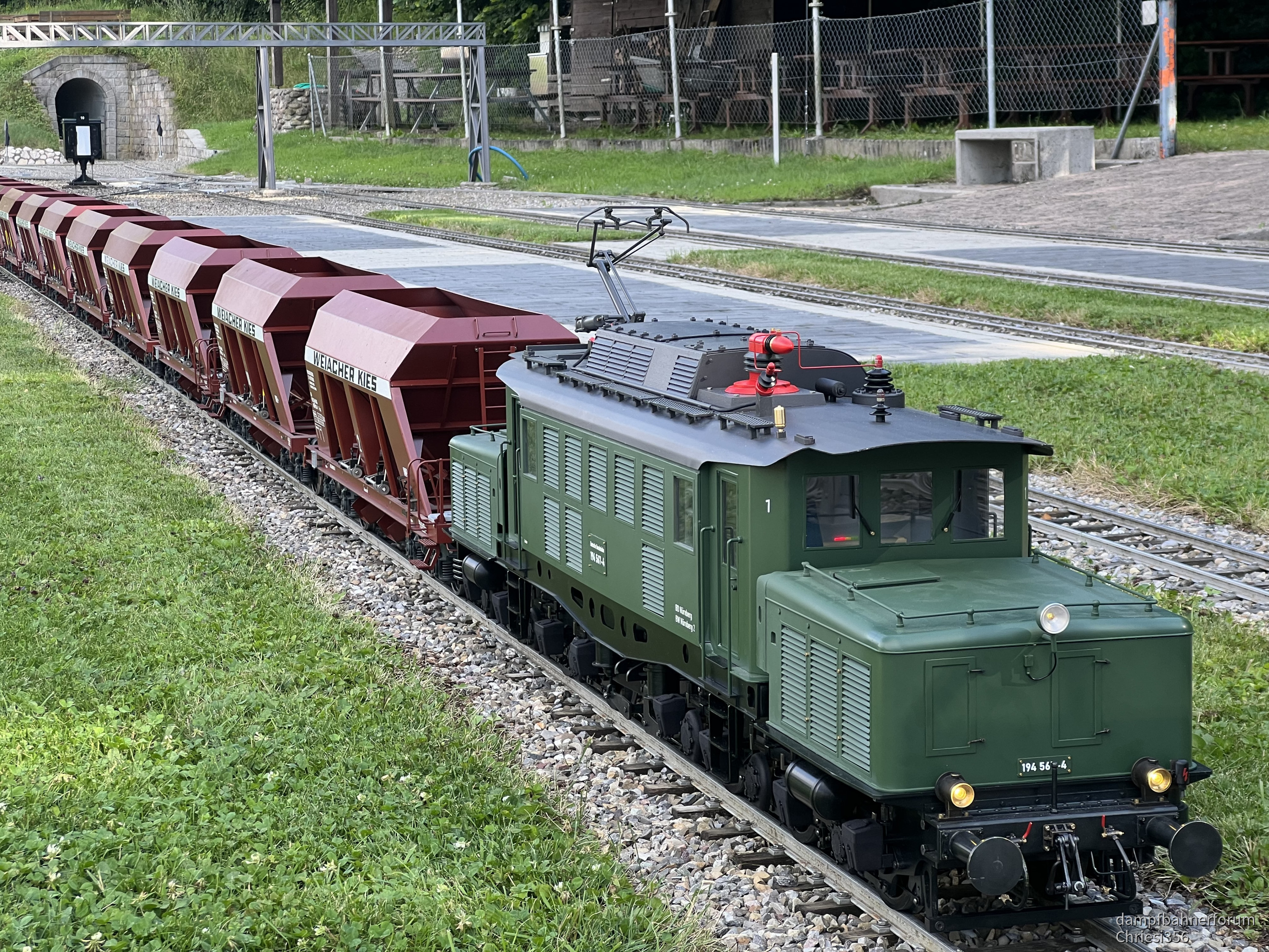 Br 194 567 mit einer Garnitur Falls von Weiacher Kies